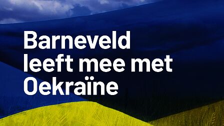Vlag Oekraïne in geel met blauw met vermelding: Barneveld leeft mee met Oekraïne.