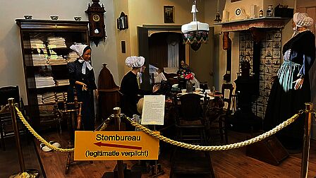 Tafereel van huiskamer van vroegere tijden in het Pluimveemuseum.