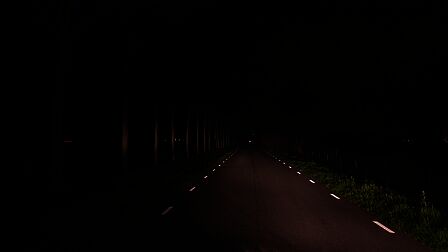 Peerweg in Zwartebroek. Markering waardoor het verloop van de weg goed te zien is
