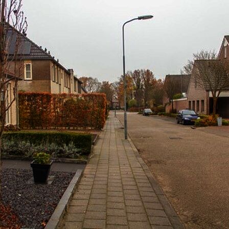 Een voetpad direct langs de weg