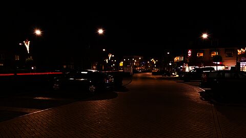 Centrum met verlicht parkeerterrein 
