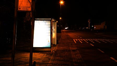 Wesselseweg in Kootwijkerbroek, het felle licht maakt de abri niet meer leesbaar