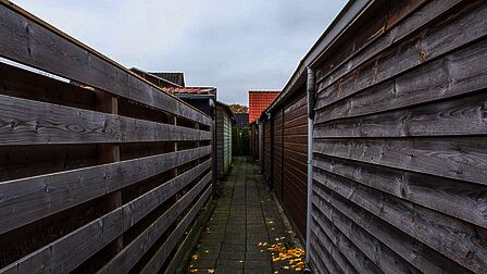 Achterpad in de Doctor H.C. Bosstraat in Garderen, onverlicht.
