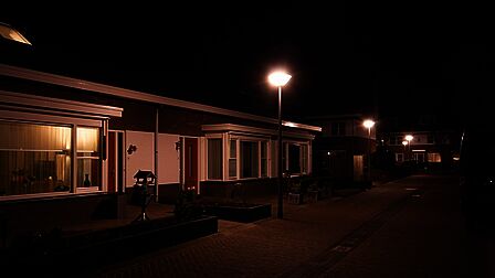 Ploeg in Voorthuizen met een lantaarnpaal die in een woning schijnt. De woning wordt hierdoor ook van binnen ongevraagd verlicht